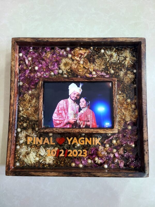 Resin Couple Photo Frame with Wooden Box Border